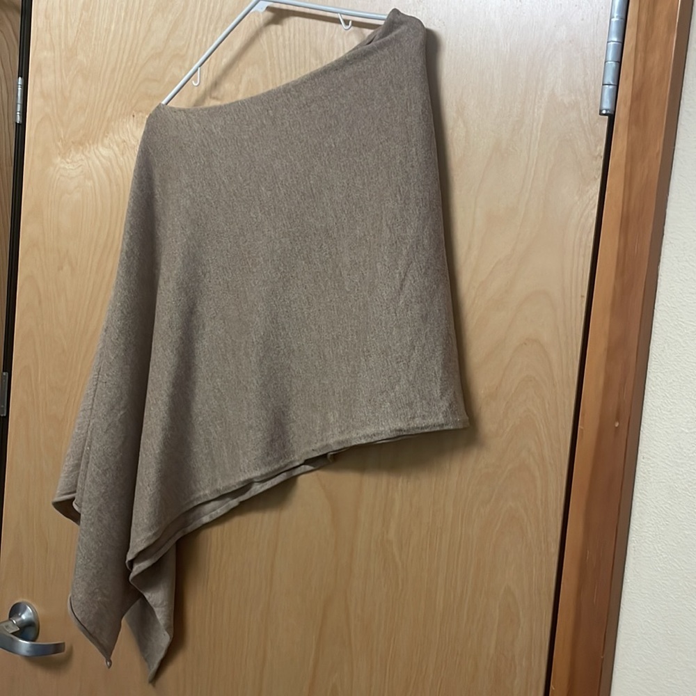 Lux Collexion luxury connected shall. Contains 30% cashmere. Very soft and warm. - Picture 9 of 11